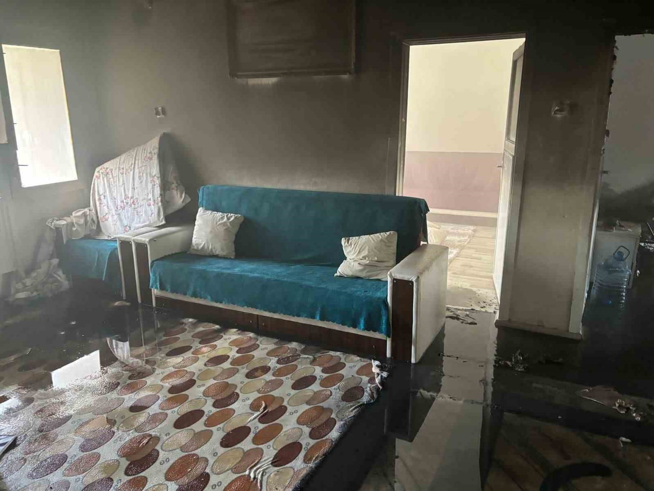 MUŞ’TA 3 KATLI BİR EVİN GİRİŞ KATINDA ÇIKAN YANGIN, İTFAİYE EKİPLERİNİN HIZLI MÜDAHALESİYLE...