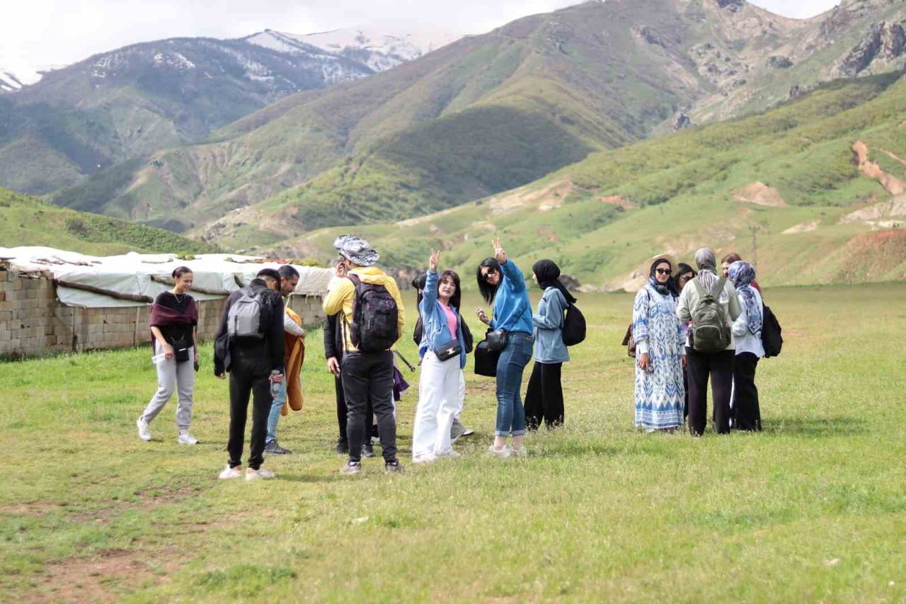 MUŞ’TA BİR ARAYA GELEN ÜNİVERSİTE ÖĞRENCİLERİ, KIZILAĞAÇ KANYONU'NDA DÜZENLENEN ETKİNLİK...