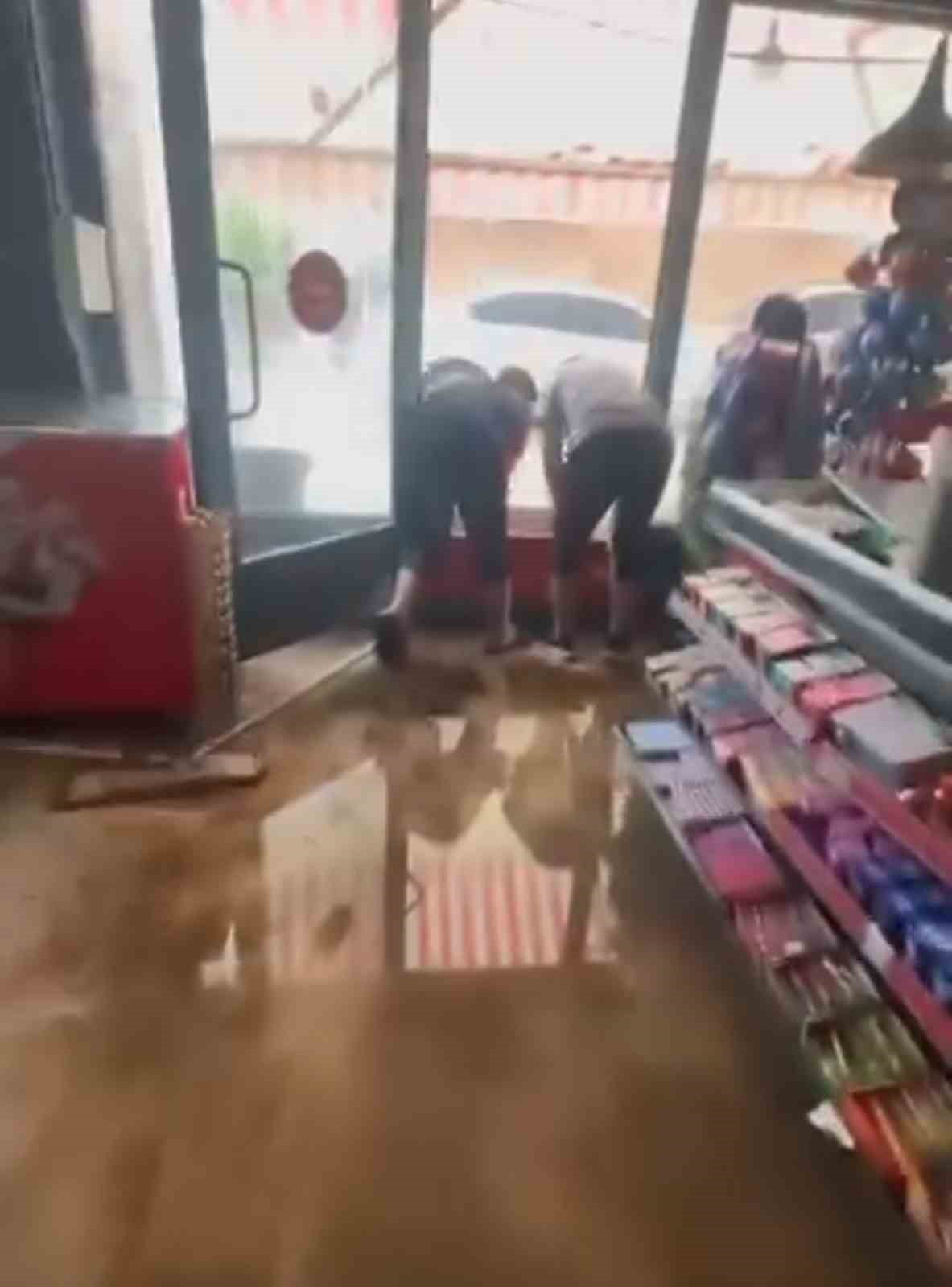 MUŞ’TA ETKİLİ OLAN ŞİDDETLİ YAĞMUR VE DOLU NEDENİYLE BAZI İŞ YERLERİNİ SU BASTI.