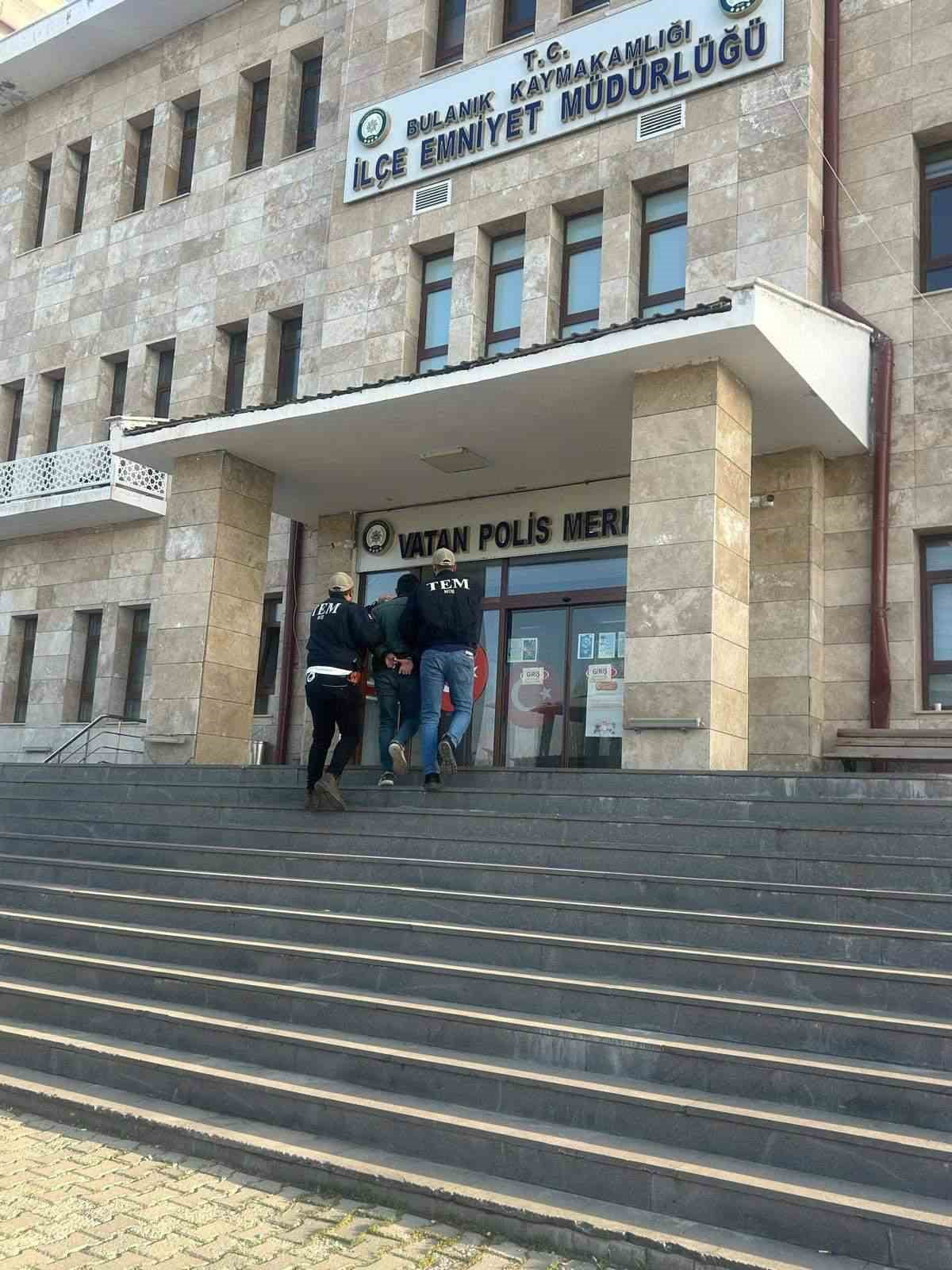 MUŞ’TA POLİS EKİPLERİNCE ARANAN ŞAHISLARIN YAKALANMASINA YÖNELİK YÜRÜTÜLEN ÇALIŞMALARDA, 2 ŞAHIS...