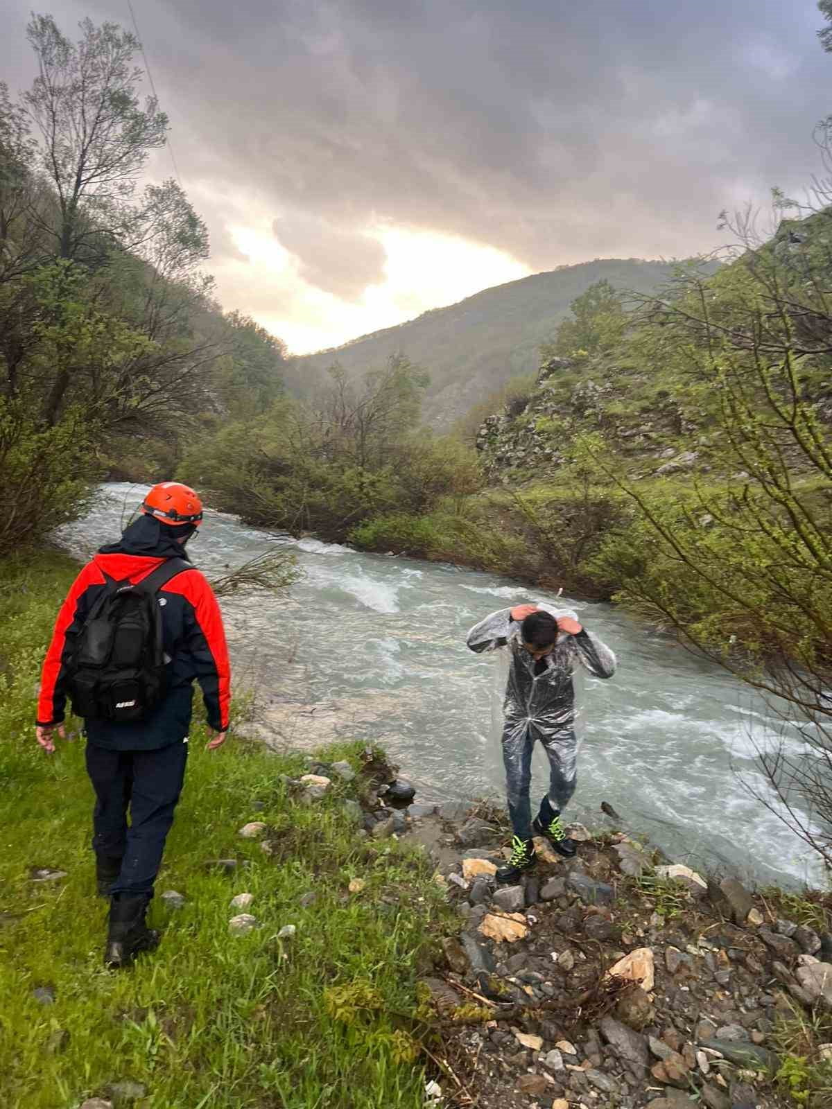MUŞ’UN CEVİZLİDERE KÖYÜ’NDE KÖPRÜDEN GEÇERKEN DENGESİNİ KAYBEDEREK DEREYE DÜŞEN 50 YAŞLARINDAKİ...