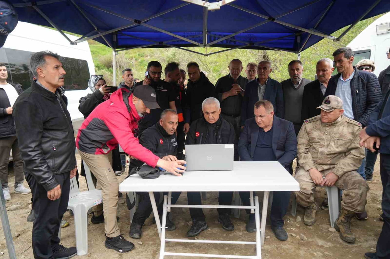 MUŞ’UN CEVİZLİDERE KÖYÜNDE ÇAYA DÜŞEREK KAYBOLAN 9 ÇOCUK ANNESİ GÜLSİMA YILDIZ’I ARAMA ÇALIŞMALARI...