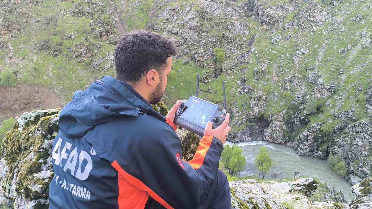 MUŞ’UN CEVİZLİDERE KÖYÜNDE DEREYE DÜŞEREK KAYBOLAN GÜLSİMA YILDIZ’I ARAMA ÇALIŞMALARI 4’ÜNCÜ...