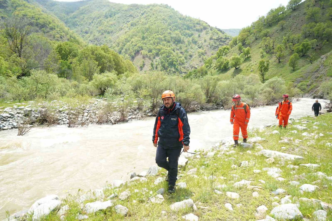 MUŞ’UN CEVİZLİDERE KÖYÜNDE DEREYE DÜŞEREK KAYBOLAN GÜLSİMA YILDIZ’I ARAMA ÇALIŞMALARI 5’İNCİ...