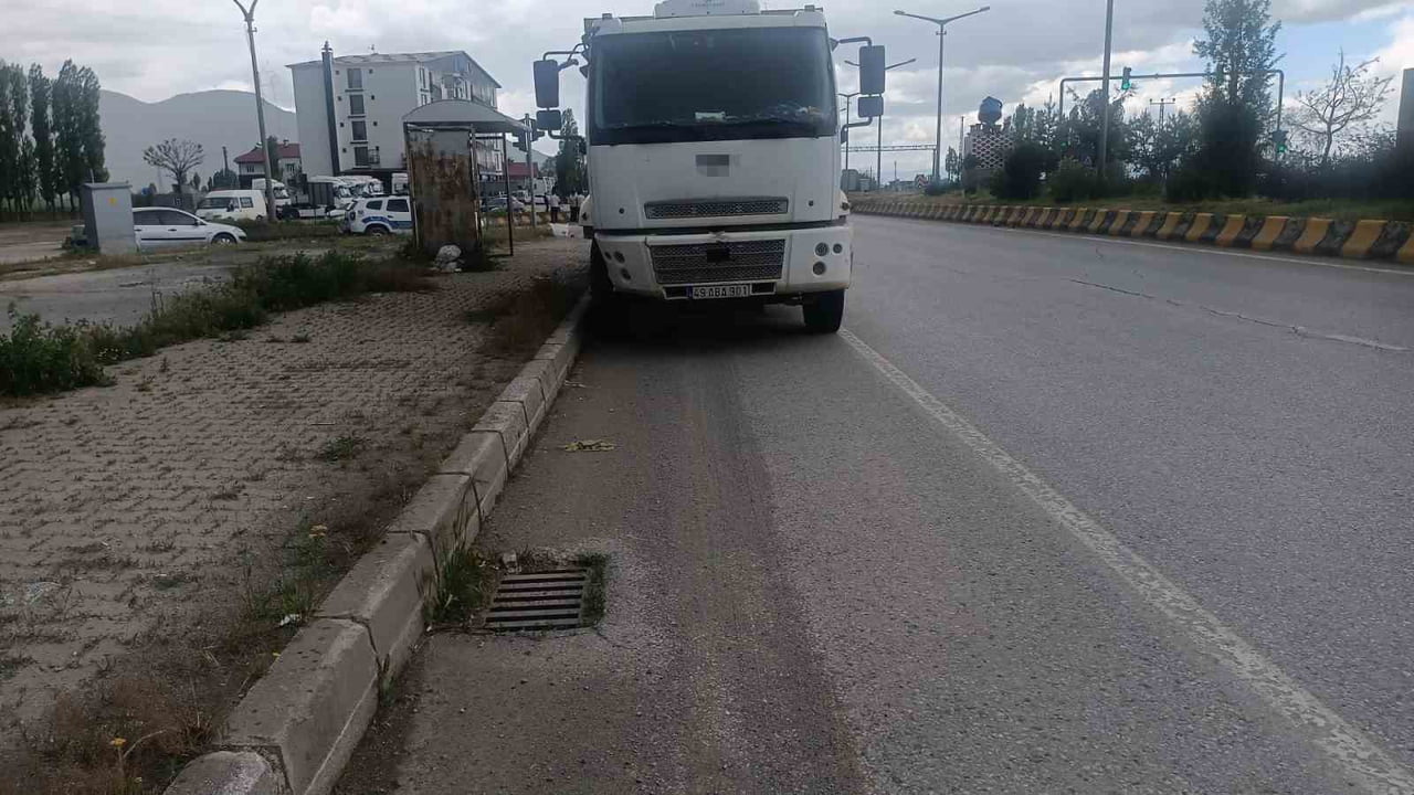MUŞ’UN HASKÖY İLÇESİNDE HAFRİYAT KAMYONU İLE OTOMOBİLİN ÇARPIŞMASI SONUCU MEYDANA GELEN TRAFİK...