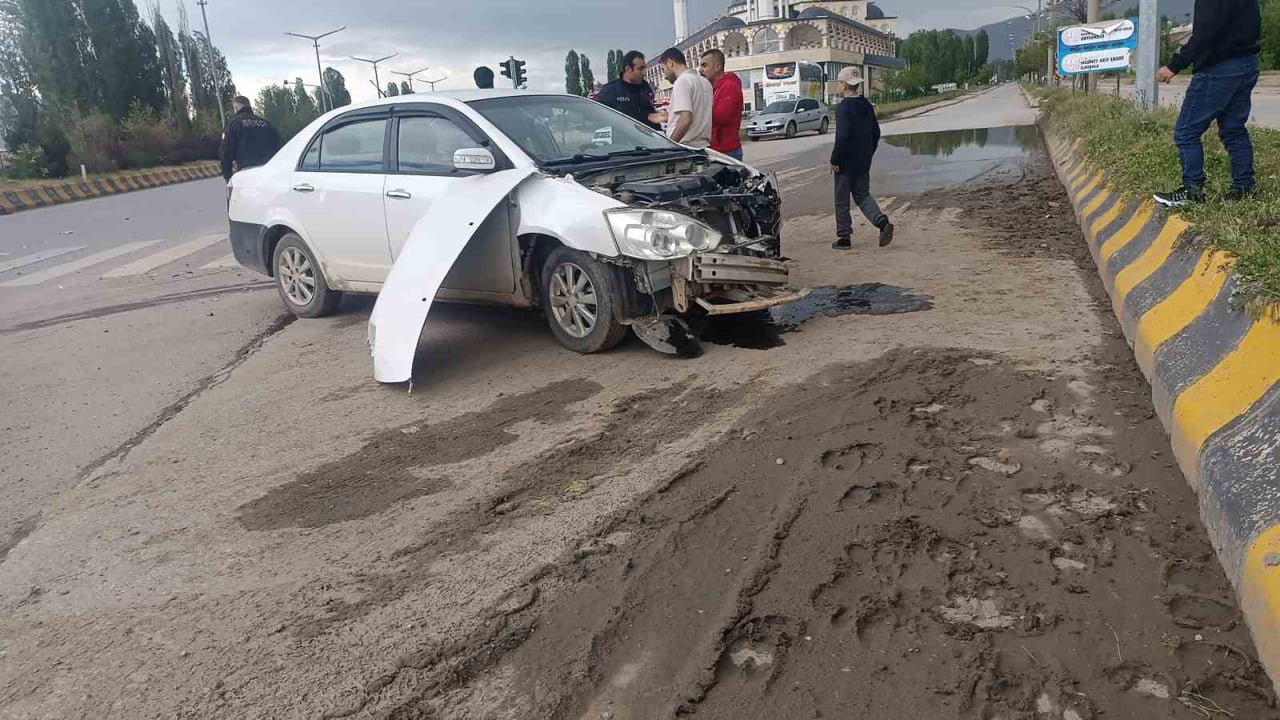 MUŞ’UN HASKÖY İLÇESİNDE HAFRİYAT KAMYONU İLE OTOMOBİLİN ÇARPIŞMASI SONUCU MEYDANA GELEN TRAFİK...