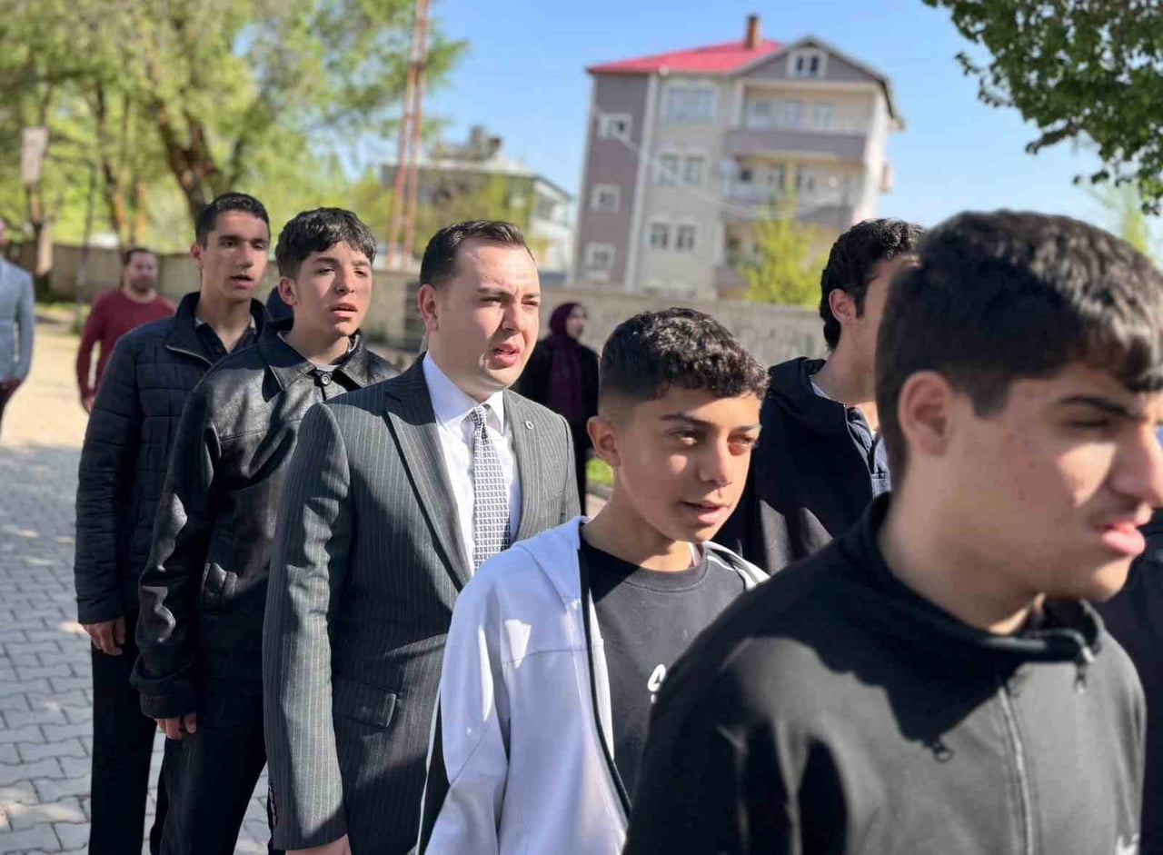 MUŞ’UN HASKÖY KAYMAKAMI İSMAİL GÜNEY, HAFTANIN İLK MESAİ GÜNÜNDE ŞEHİT MEHMET AKTAŞ ÇOK PROGRAMLI...