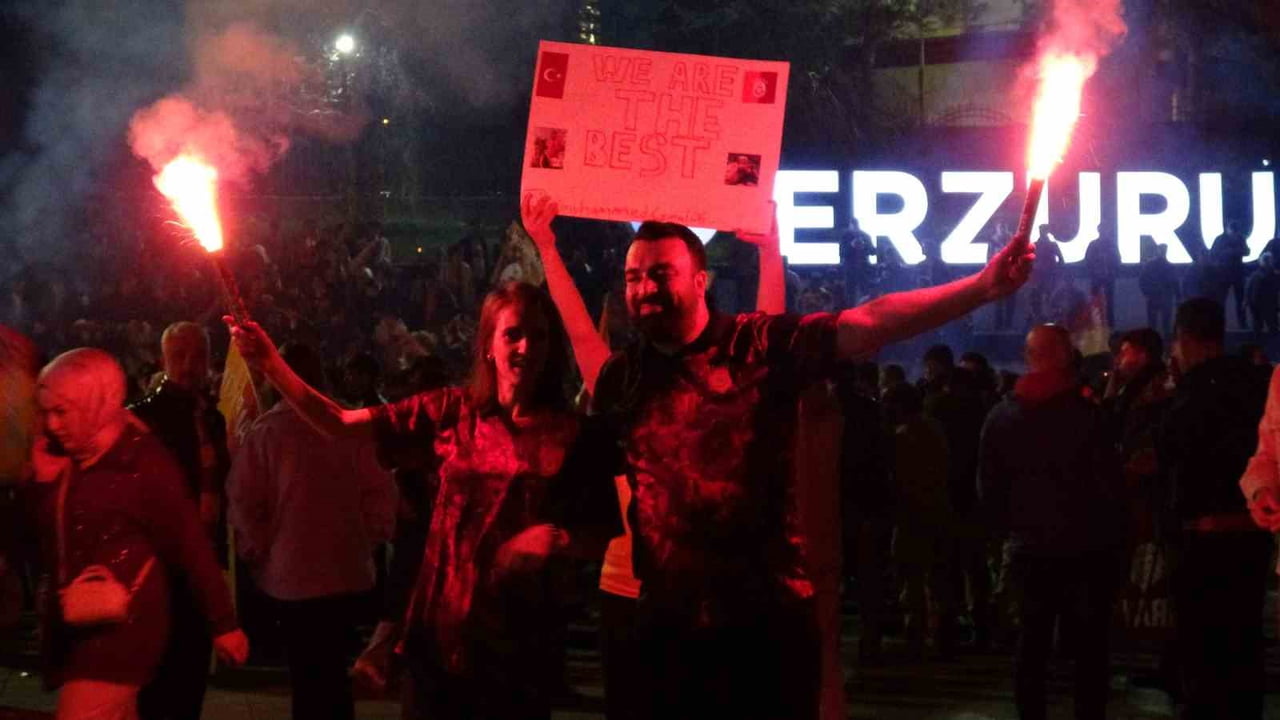 MÜSABAKANIN BİTİŞ DÜDÜĞÜ İLE BİRLİKTE GALATASARAY TARAFTARLARI CUMHURİYET CADDESİ’NE AKIN...