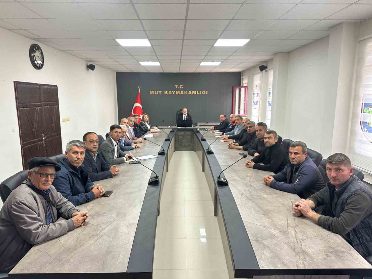 MUT İLÇESİNDE KAYISI HASADININ BAŞLAMASIYLA BİRLİKTE KAYMAKAM OSMAN ÇELİKKOL’UN BAŞKANLIĞINDA...