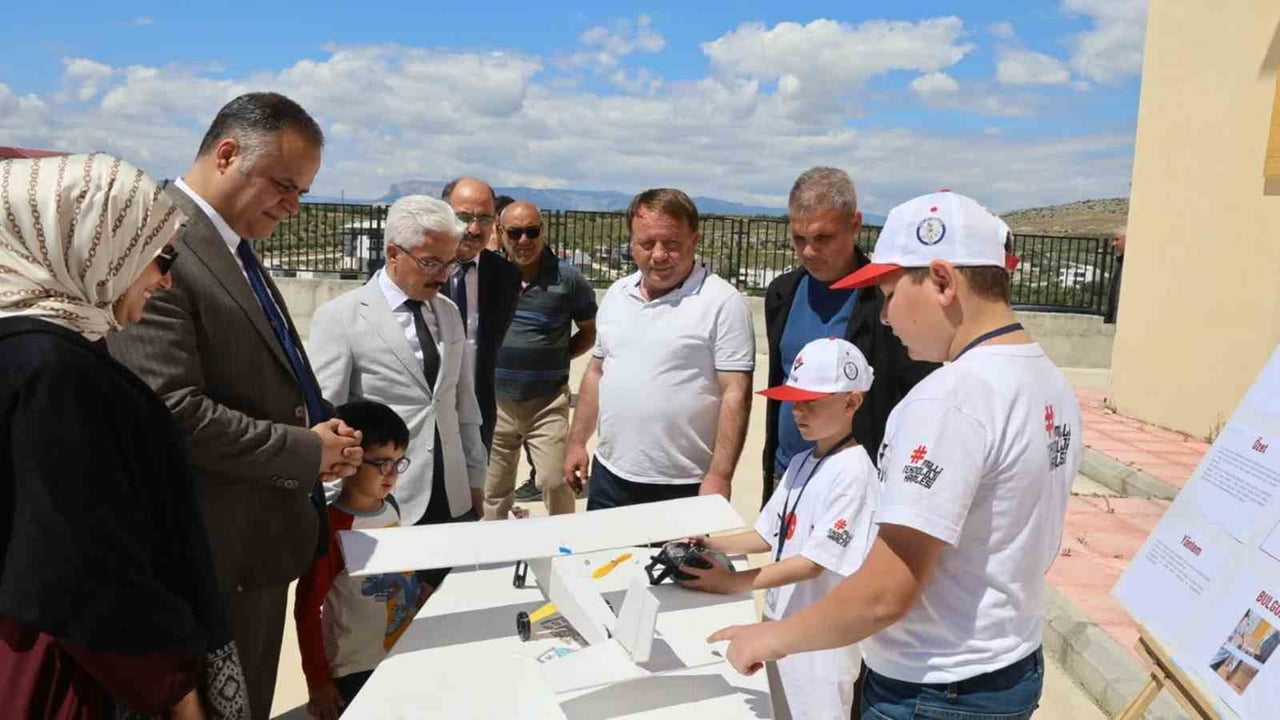 MUT İLÇESİNDE TÜBİTAK 4006 BİLİM FUARI KAPSAMINDA ÖĞRENCİLERİN HAZIRLADIĞI 19 PROJE PROTOKOL...