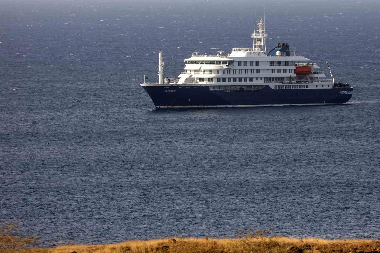 MV HONDİUS YOLCU GEMİSİ, TAHLİYE İÇİN KANARYA ADALARI'NA DOĞRU İLERLİYOR.
