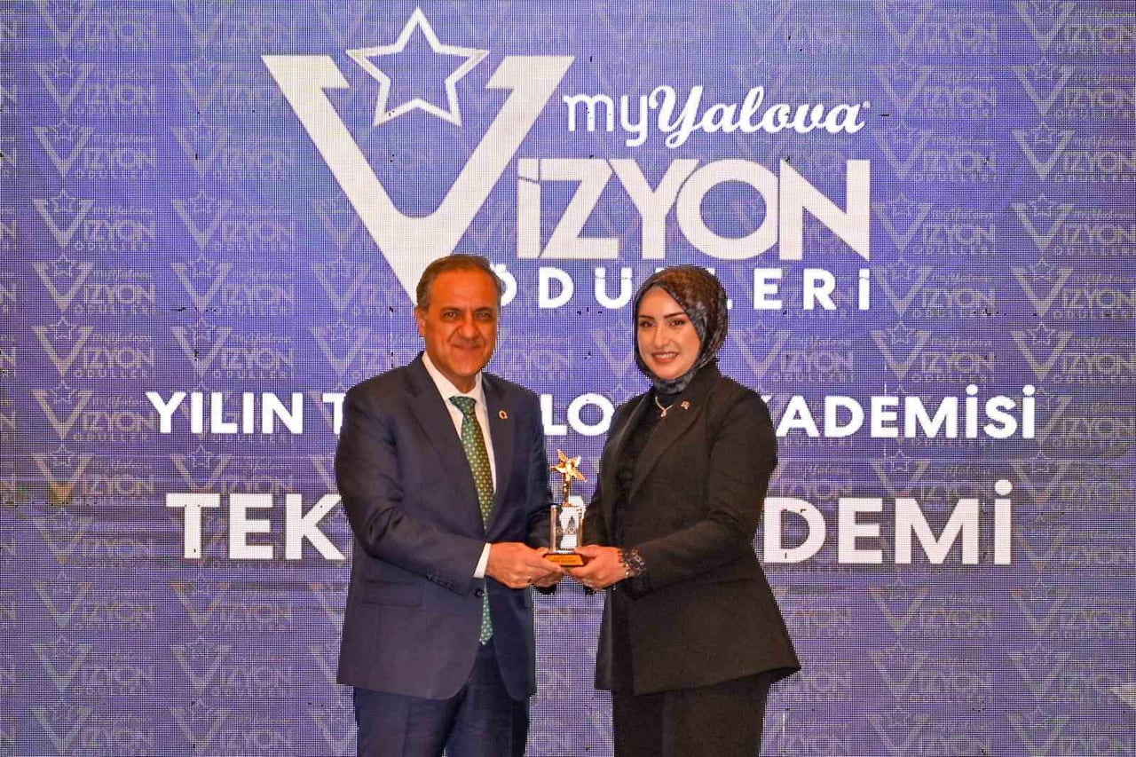 MYYALOVA VİZYON ÖDÜLLERİ TÖRENİNDE KENTTİN BAŞARILI BELEDİYE BAŞKANLARI VE FİRMALARINA PLAKET...
