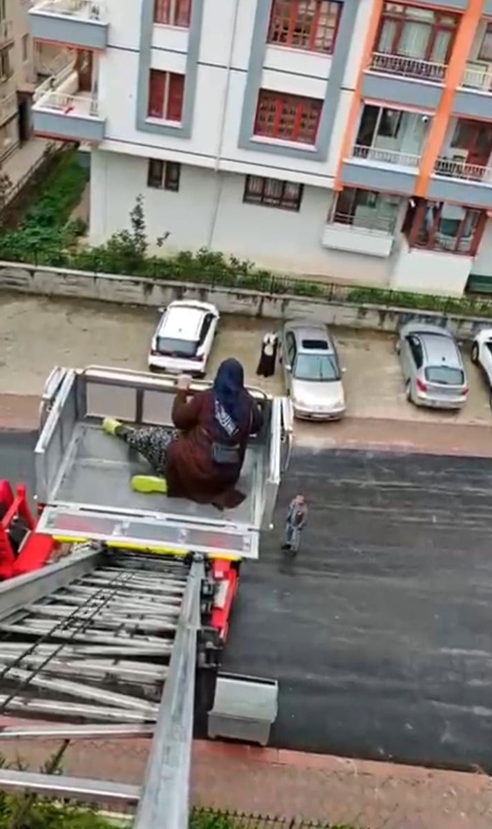 NAKLİYECİLİK YAPAN ŞAHIS, YAŞLI ANNESİ İLE HALASINI YÜK ASANSÖRÜYLE APARTMANININ 6'NCI KATINA...