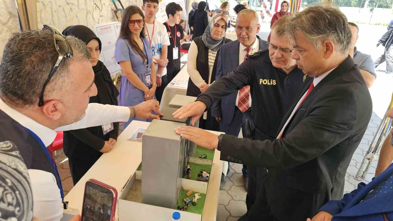 NAZİLLİ’DE İMAM HATİP LİSESİ BİLİM FUARI DÜZENLEDİ