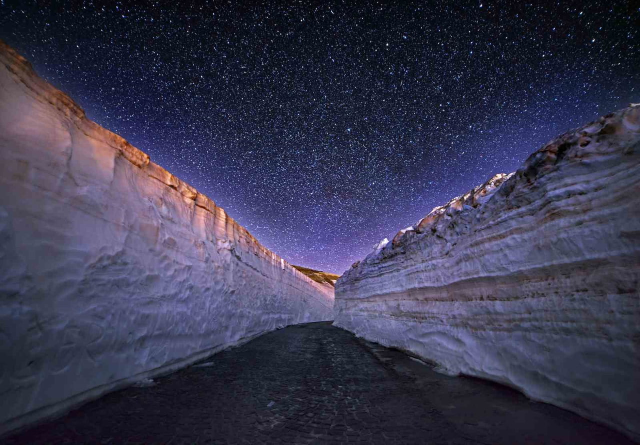 NEMRUT KALDERASI’NDA GECE SAATLERİNDE YILDIZLARLA KARLI ZEMİNİN BÜTÜNLEŞMESİ GÜZEL GÖRÜNTÜLERE...