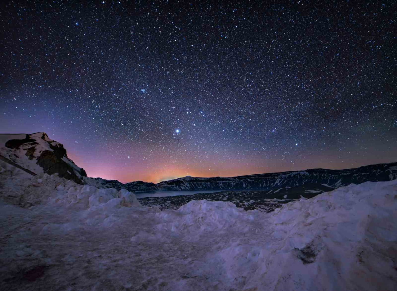 NEMRUT KALDERASI’NDA GECE SAATLERİNDE YILDIZLARLA KARLI ZEMİNİN BÜTÜNLEŞMESİ GÜZEL GÖRÜNTÜLERE...