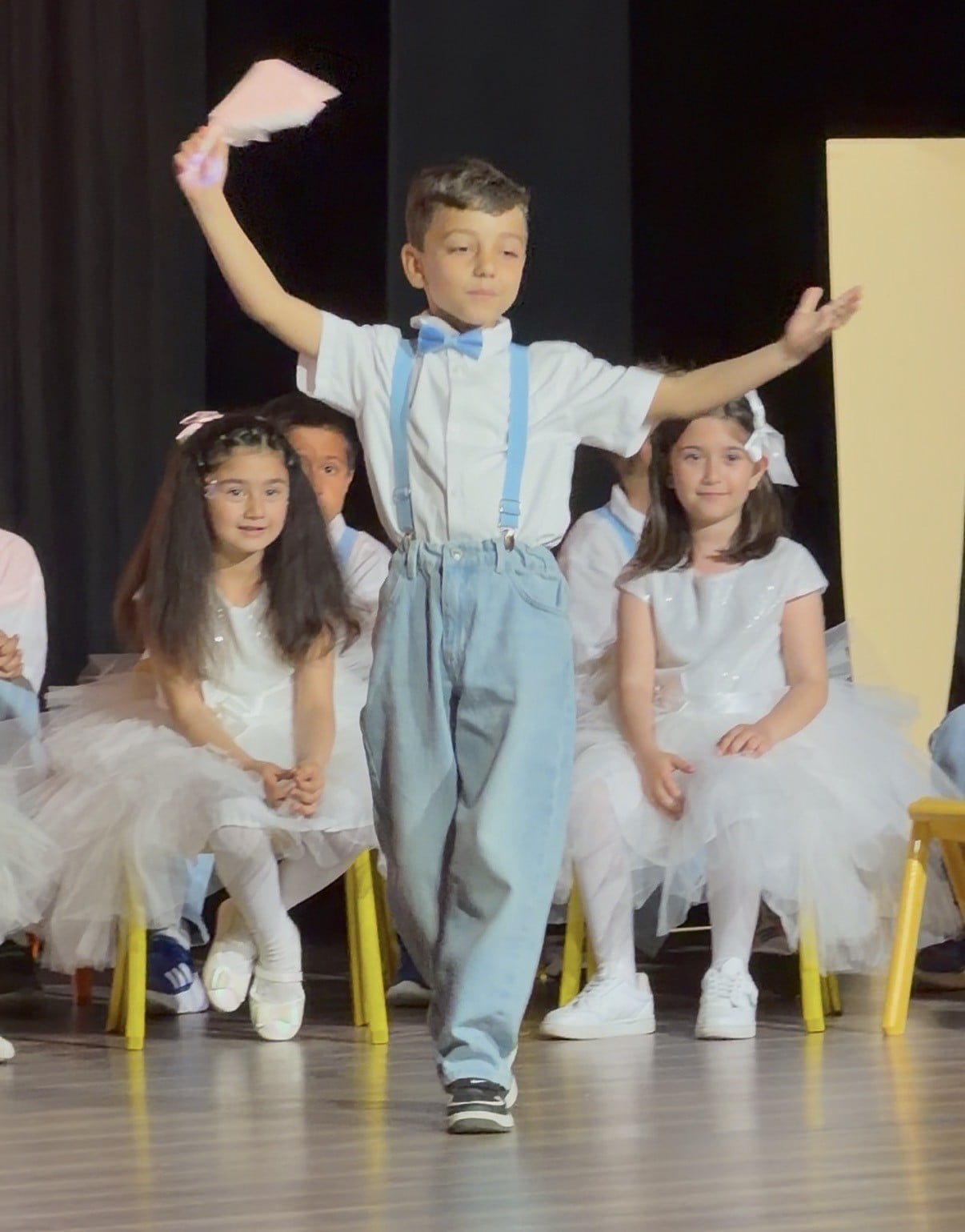 NEŞELİ BİR ŞARKI BEKLEYEN MİNİK ÖĞRENCİ ŞAŞKINLIĞINI GİZLEYEMEDİ. O ANLAR AİLESİ TARAFINDAN...
