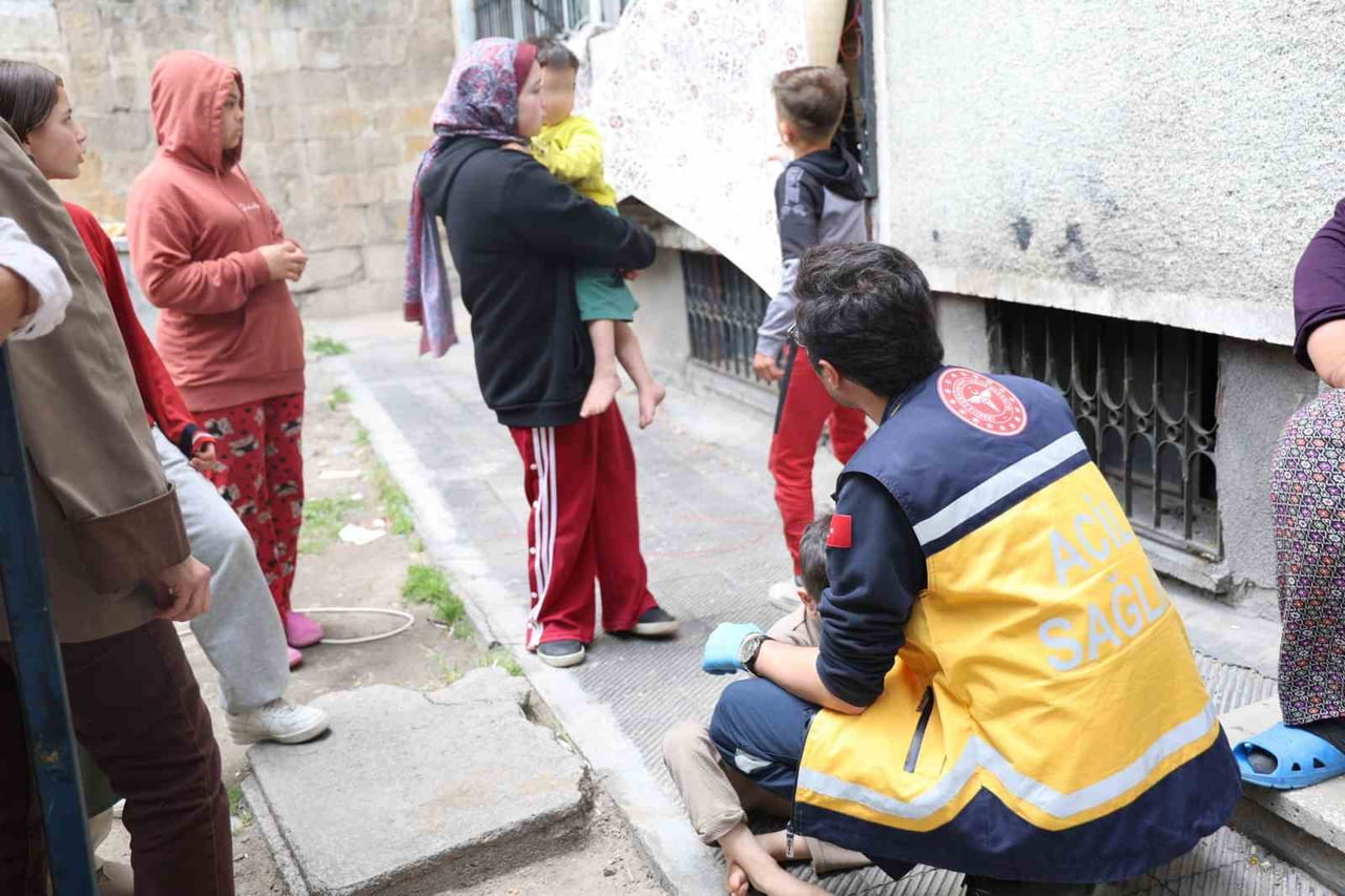 NEVŞEHİR'DE BALKONDA OYNAYAN İKİ KARDEŞ PEŞ PEŞE BALKONDAN DÜŞEREK YARALANDI.
