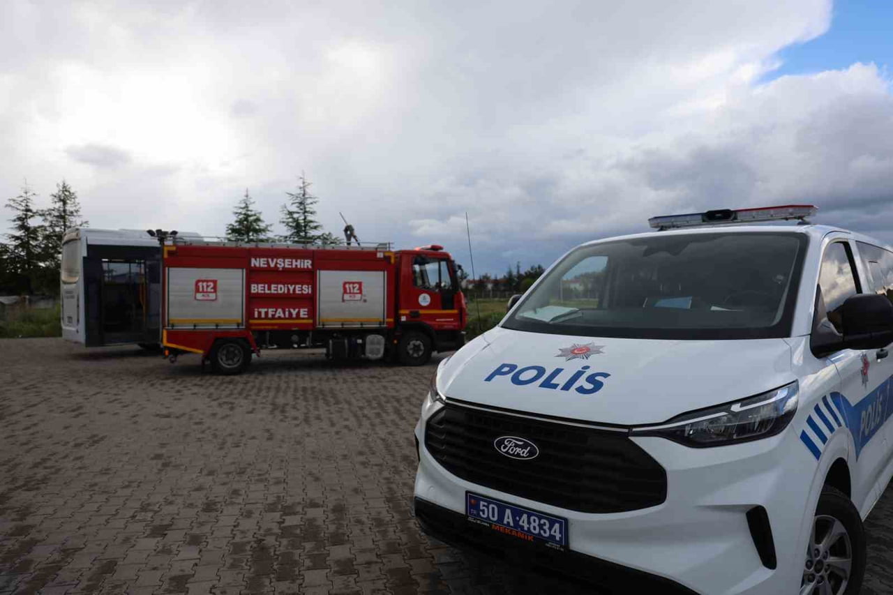 NEVŞEHİR'DE PARK HALİNDEKİ HALK OTOBÜSÜ BİR ANDA ALEV ALDI. OTOBÜSTEKİ YANGIN BÜYÜMEDEN...