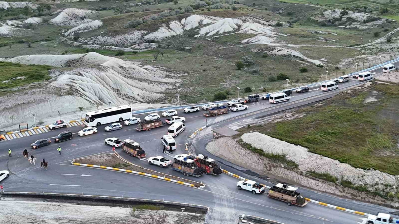 NEVŞEHİR’DE 19 MAYIS ATATÜRK’Ü ANMA, GENÇLİK VE SPOR BAYRAMI’NDA KAPADOKYA SEMALARINI SÜSLEMESİ...