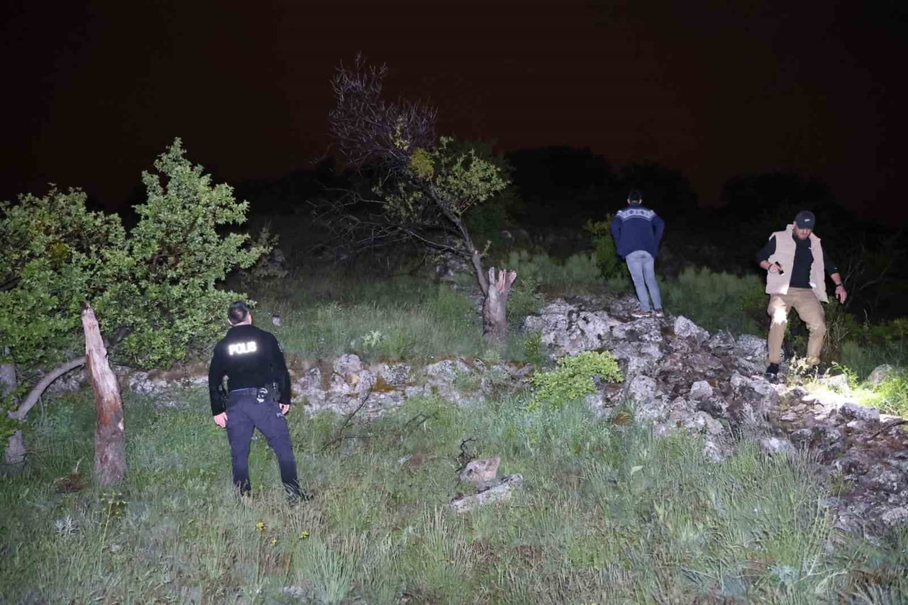 NEVŞEHİR’DE AKŞAM SAATLERİNDE GEZMEK İÇİN  BİN 230 METRE RAKIMA SAHİP TOP TEPE’YE ÇIKAN KADIN...