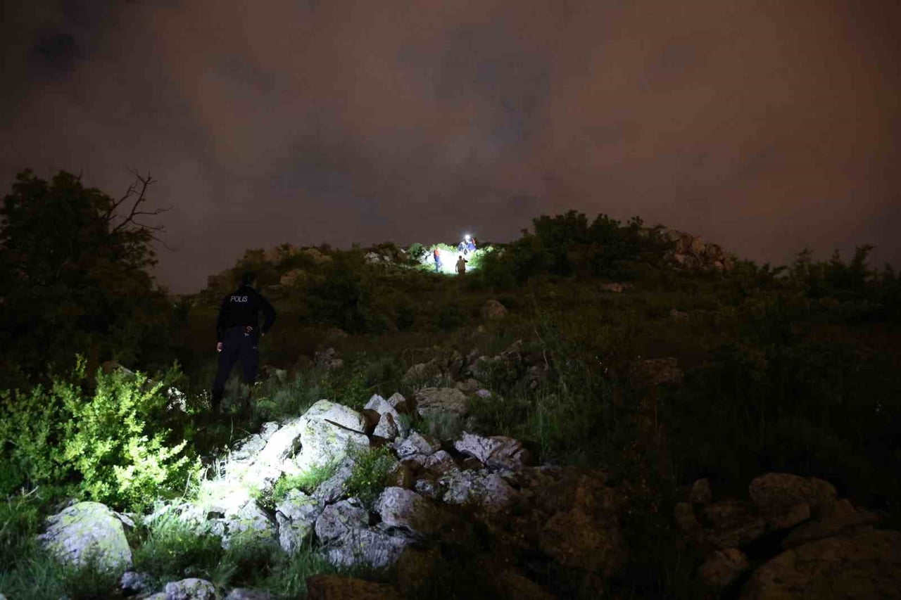 NEVŞEHİR’DE AKŞAM SAATLERİNDE GEZMEK İÇİN  BİN 230 METRE RAKIMA SAHİP TOP TEPE’YE ÇIKAN KADIN...