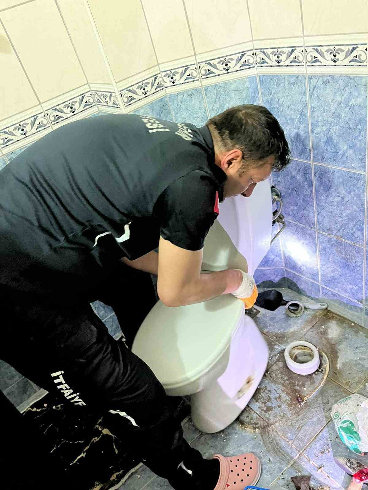 NEVŞEHİR’DE BANYODA AÇIK BIRAKILAN KLOZETE DÜŞEN YAVRU KEDİ, İTFAİYE EKİPLERİNİN MÜDAHALESİYLE...