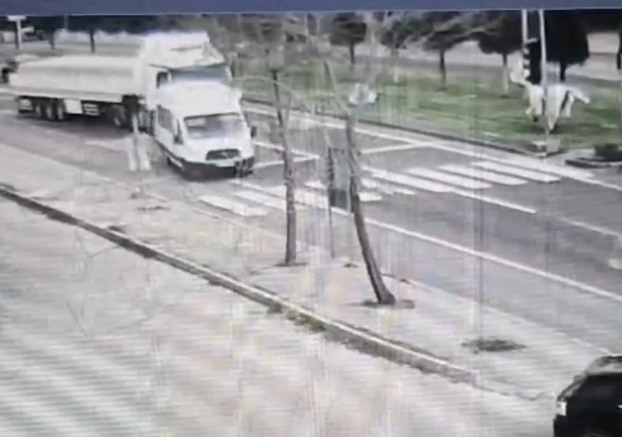 NEVŞEHİR’DE SEYİR HALİNDEKİ BİR TIR, KIRMIZI IŞIKTA DURAN ÖĞRENCİ SERVİSİNE ÇARPMAMAK İÇİN ANİ...