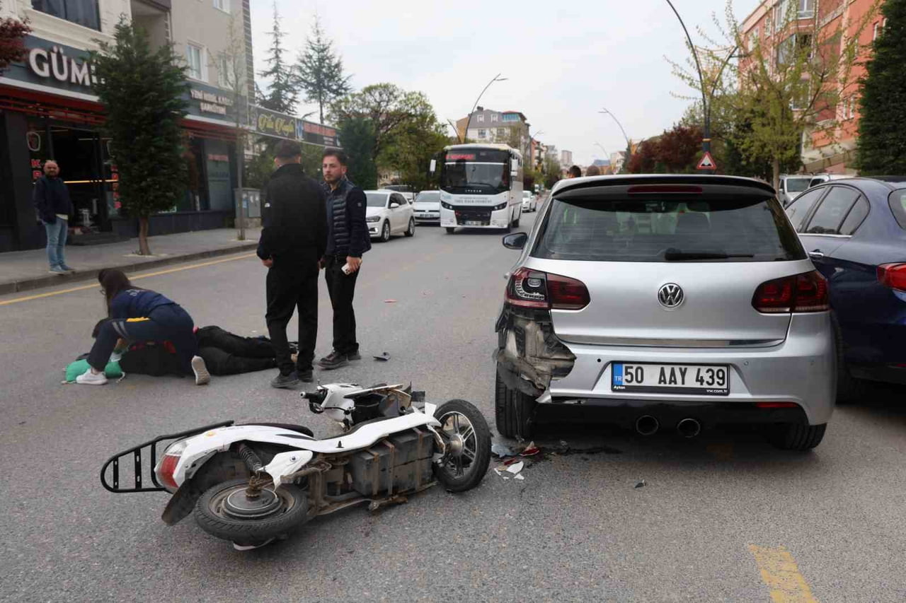 NEVŞEHİR’DE SEYİR HALİNDEKİ ELEKTRİKLİ BİSİKLET SÜRÜCÜSÜ, ÖNÜNDE PARK HALİNDE DURAN OTOMOBİLİ FARK...