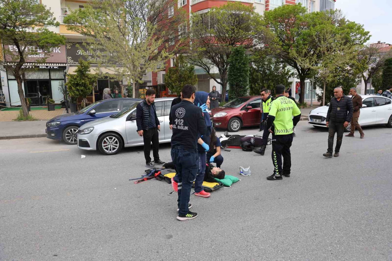 NEVŞEHİR’DE SEYİR HALİNDEKİ ELEKTRİKLİ BİSİKLET SÜRÜCÜSÜ, ÖNÜNDE PARK HALİNDE DURAN OTOMOBİLİ FARK...