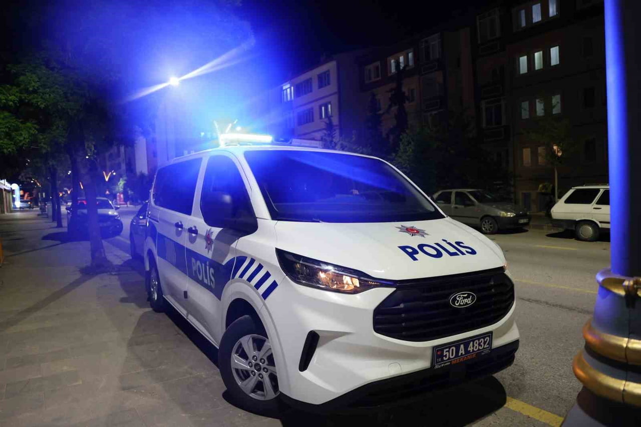 NEVŞEHİR’DE TANSİYONU YÜKSELEN ANNELERİ İÇİN AMBULANS ÇAĞRILAN EVDE İKİ KARDEŞ ARASINDA ÇIKAN...