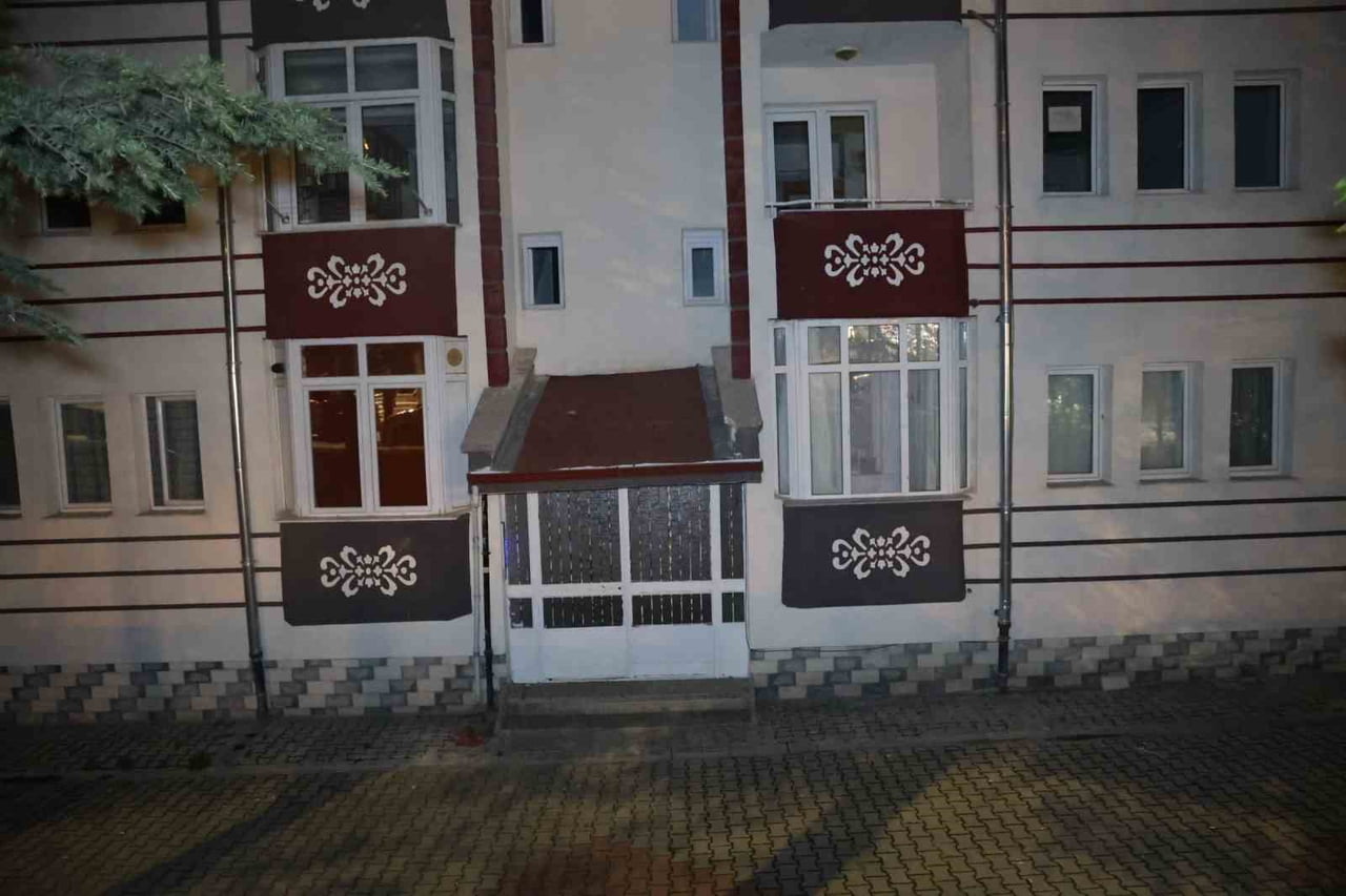 NEVŞEHİR’DE TANSİYONU YÜKSELEN ANNELERİ İÇİN AMBULANS ÇAĞRILAN EVDE İKİ KARDEŞ ARASINDA ÇIKAN...