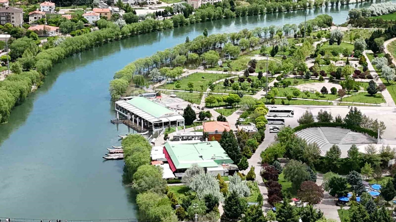NEVŞEHİR’İN AVANOS İLÇESİNDEN GEÇEN KIZILIRMAK NEHRİ’NDE SU DEBİSİ YÜKSELDİ. COŞAN KIZILIRMAK’IN...