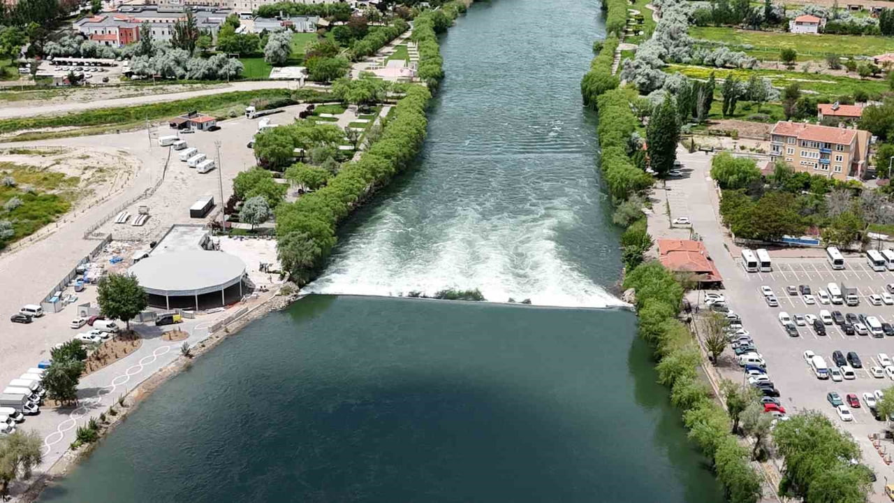 NEVŞEHİR’İN AVANOS İLÇESİNDEN GEÇEN KIZILIRMAK NEHRİ’NDE SU DEBİSİ YÜKSELDİ. COŞAN KIZILIRMAK’IN...