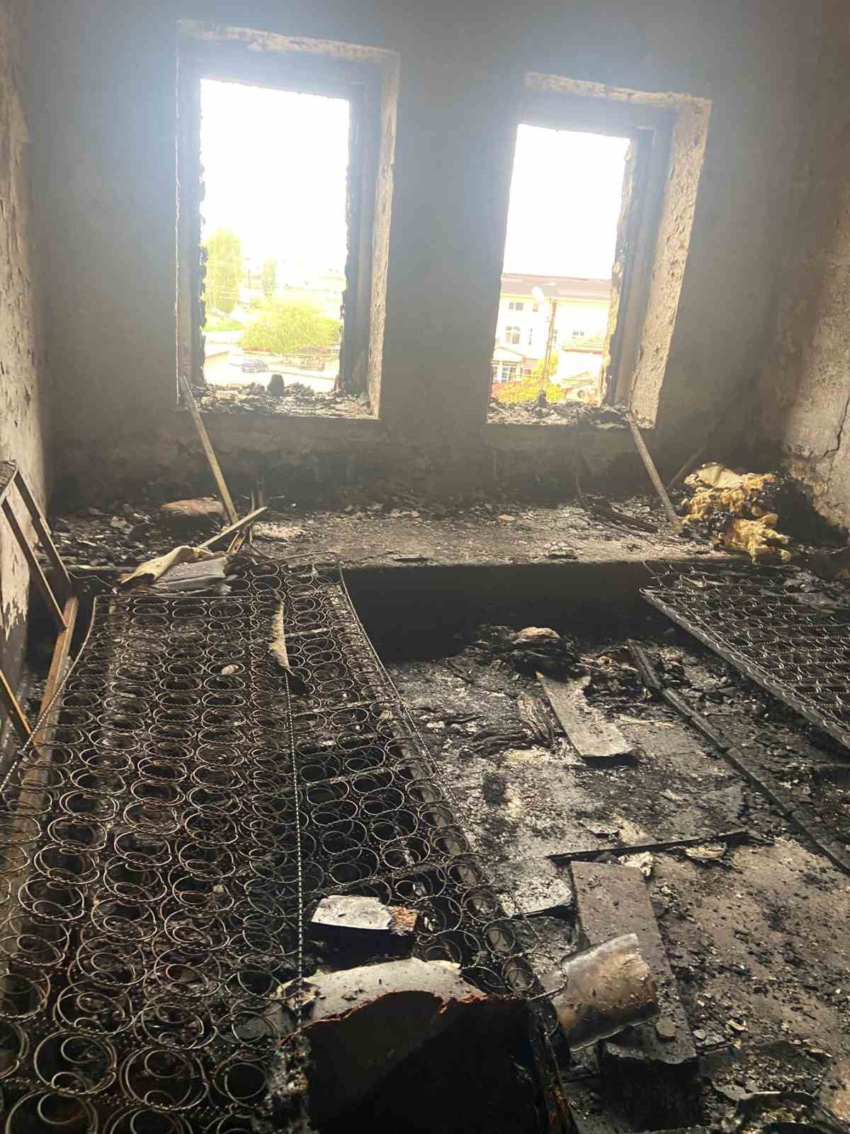 NEVŞEHİR’İN ÇARDAK KÖYÜNDE ÇIKAN EV YANGININDA BİR KİŞİ YARALANIRKEN, EV TAMAMEN KULLANILAMAZ HALE...