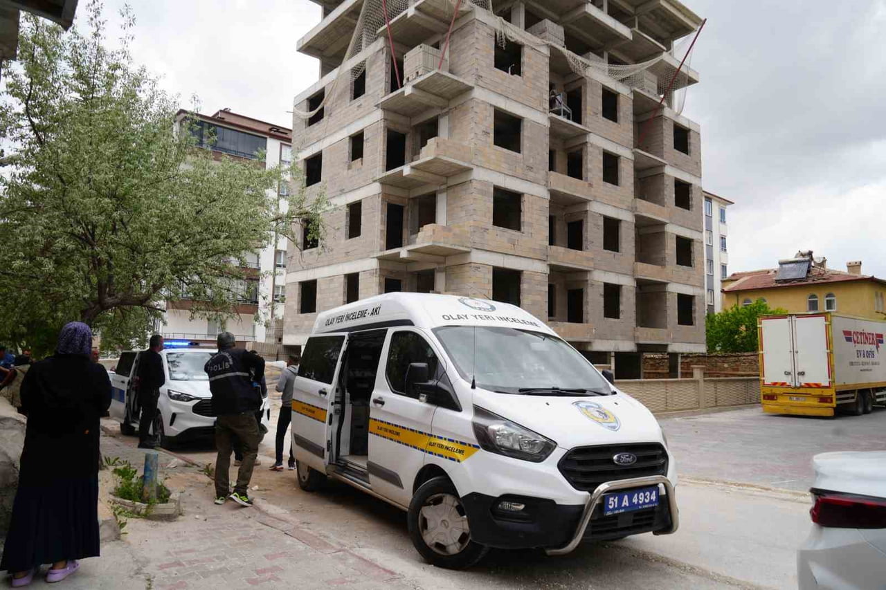 NİĞDE'DE ÇALIŞTIĞI İNŞAATIN 4'ÜNCÜ KATINDAN DÜŞEN İŞÇİ AĞIR YARALANDI.