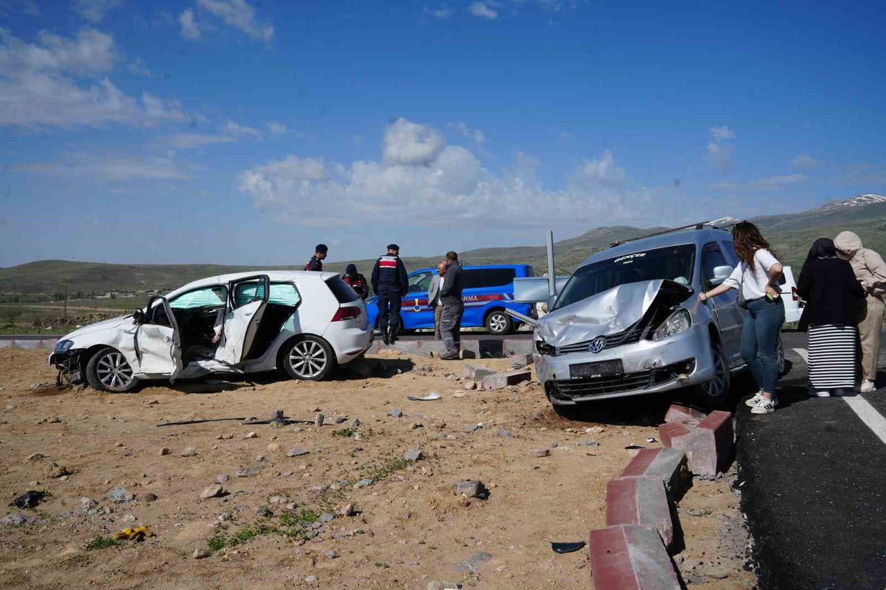 NİĞDE'DE HAFİF TİCARİ ARAÇ İLE OTOMOBİLİN ÇARPIŞMASI SONUCU 7 KİŞİ YARALANDI.
