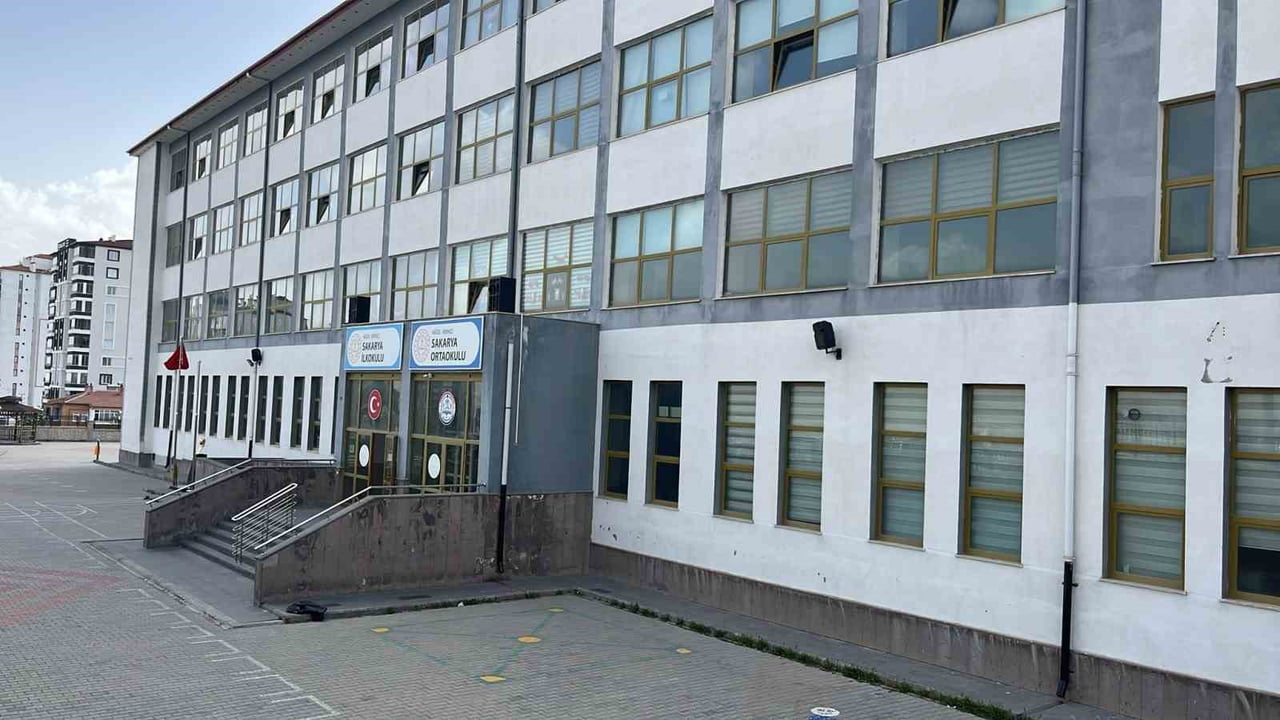 NİĞDE'DE SAKARYA İLKOKULU'NDAKİ 27 ÖĞRENCİ OKUL DIŞINDA BİR PİDE SALONUNDA TÜKETTİKLERİ YEMEK...