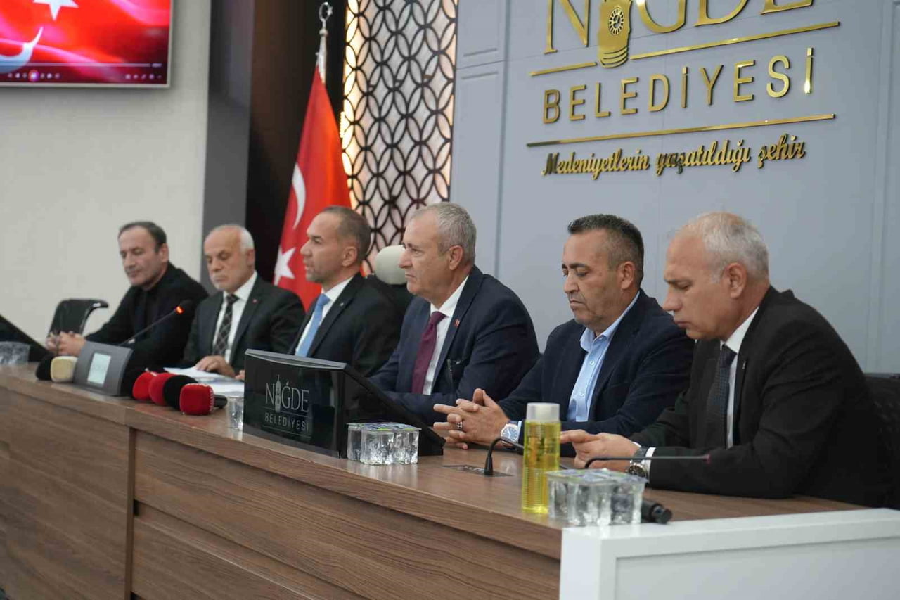 NİĞDE BELEDİYE BAŞKANI EMRAH ÖZDEMİR ULAŞIM TARTIŞMALARINA İLİŞKİN AÇIKLAMA YAPTI