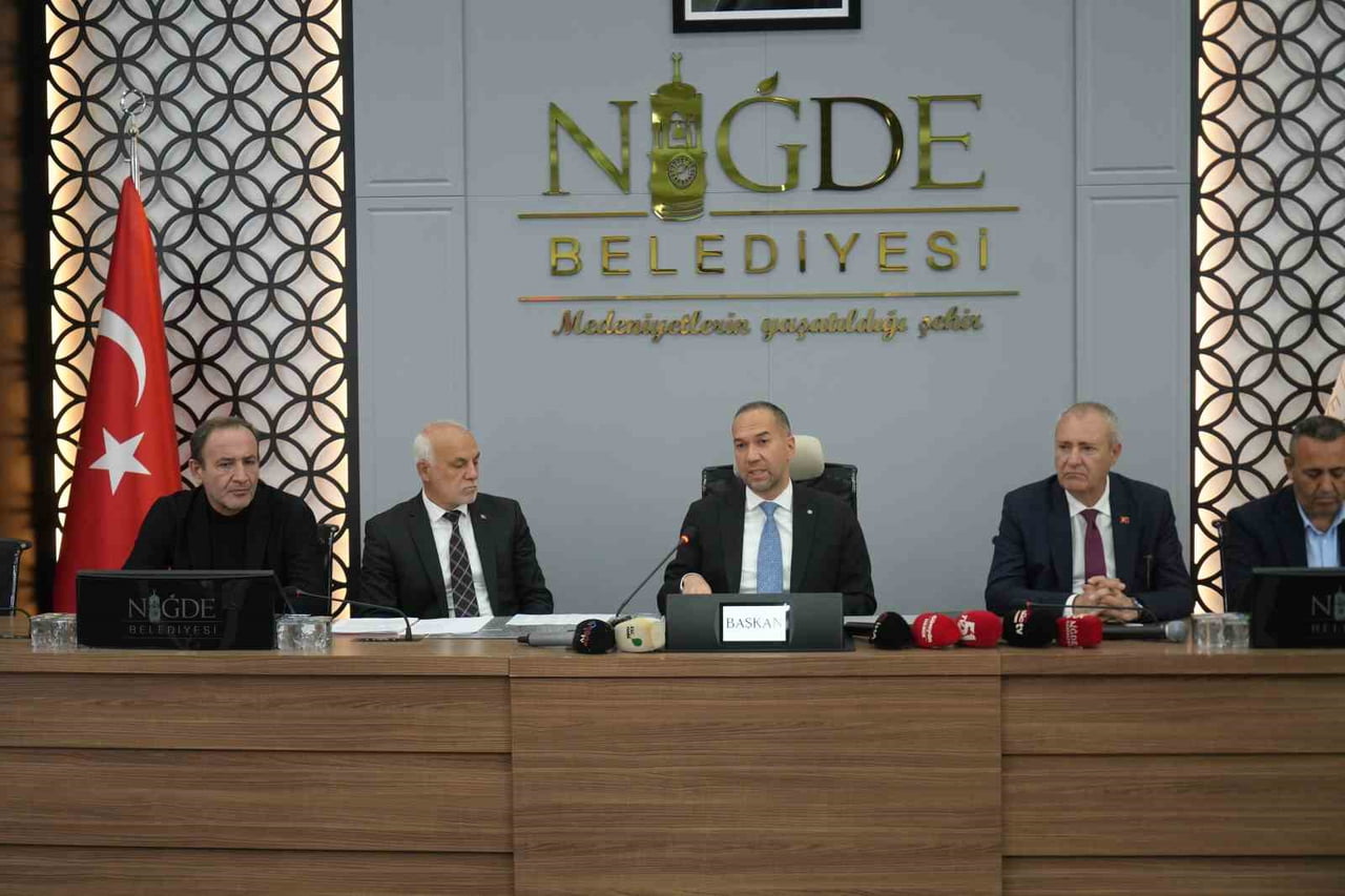 NİĞDE BELEDİYE BAŞKANI EMRAH ÖZDEMİR ULAŞIM TARTIŞMALARINA İLİŞKİN AÇIKLAMA YAPTI
