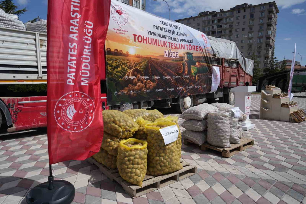 NİĞDE’DE 60 TON PATATES TOHUMU ÜRETİCİLERE DAĞITILDI