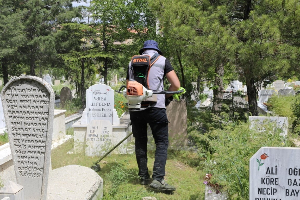 NİĞDE’DE MEZARLIKLAR KURBAN BAYRAMI ZİYARETLERİNE HAZIRLANIYOR