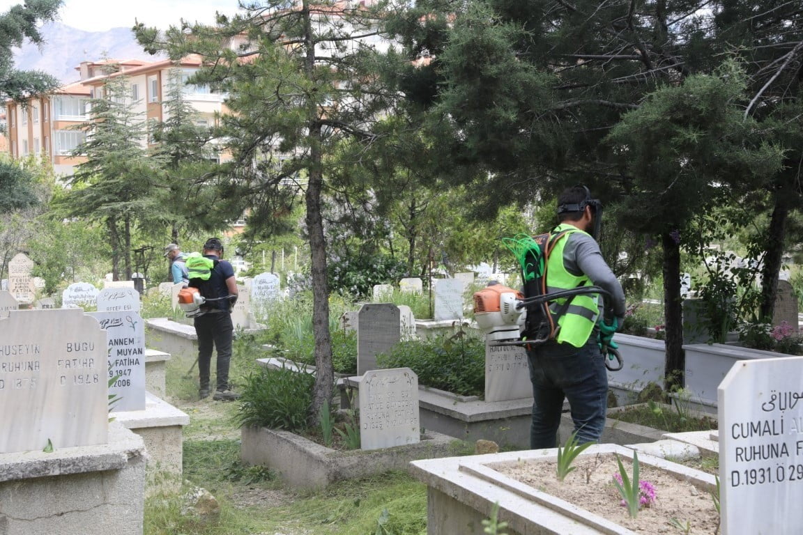 NİĞDE’DE MEZARLIKLAR KURBAN BAYRAMI ZİYARETLERİNE HAZIRLANIYOR