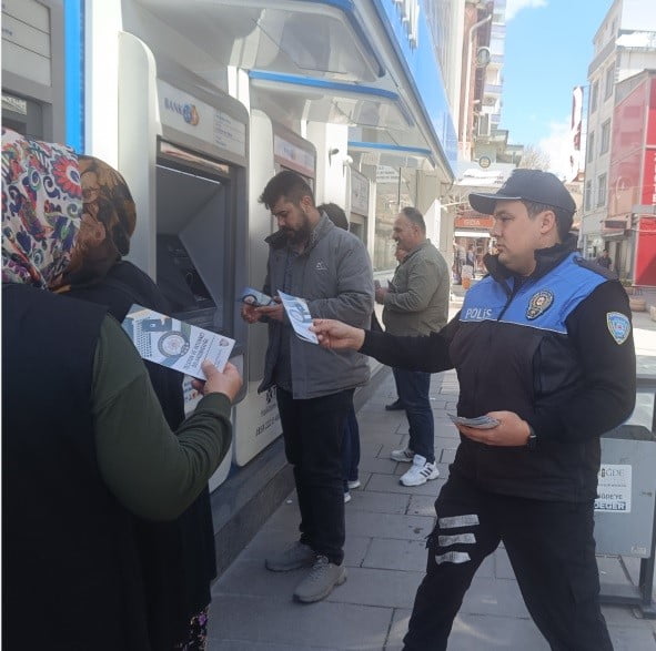 NİĞDE’DE ÖĞRENCİLERE GÜVENLİK EĞİTİMİ, VATANDAŞLARA DOLANDIRICILIK UYARISI YAPILDI