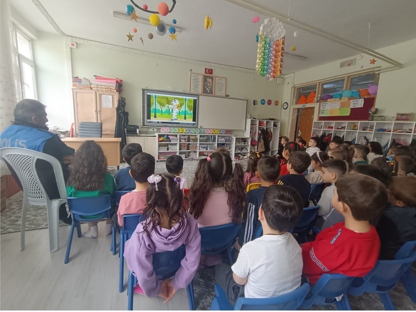 NİĞDE’DE ÖĞRENCİLERE GÜVENLİK EĞİTİMİ, VATANDAŞLARA DOLANDIRICILIK UYARISI YAPILDI