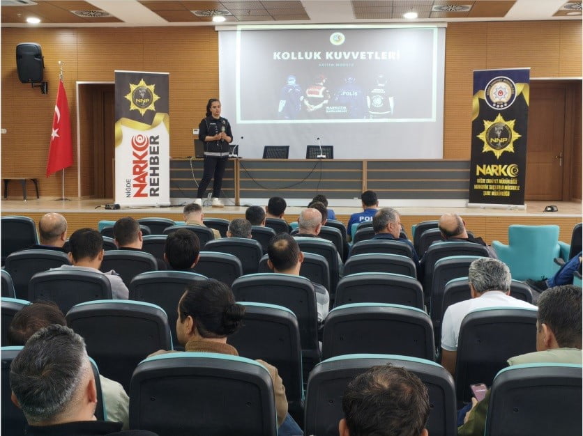 NİĞDE’DE POLİSTEN NARKOTİKLE MÜCADELEDE BİLGİLENDİRME ÇALIŞMALARI