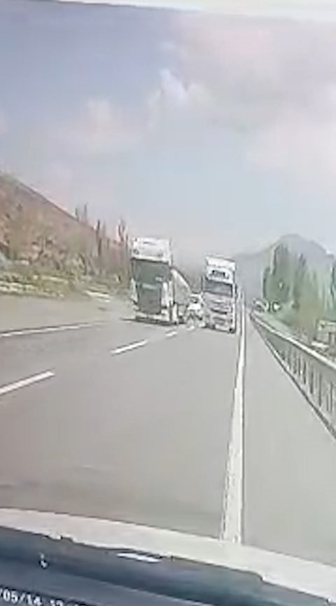 NİĞDE-ULUKIŞLA KARA YOLUNDA BİR TIRIN YAPTIĞI HATALI SOLLAMA, ADETA FACİAYA DAVETİYE...
