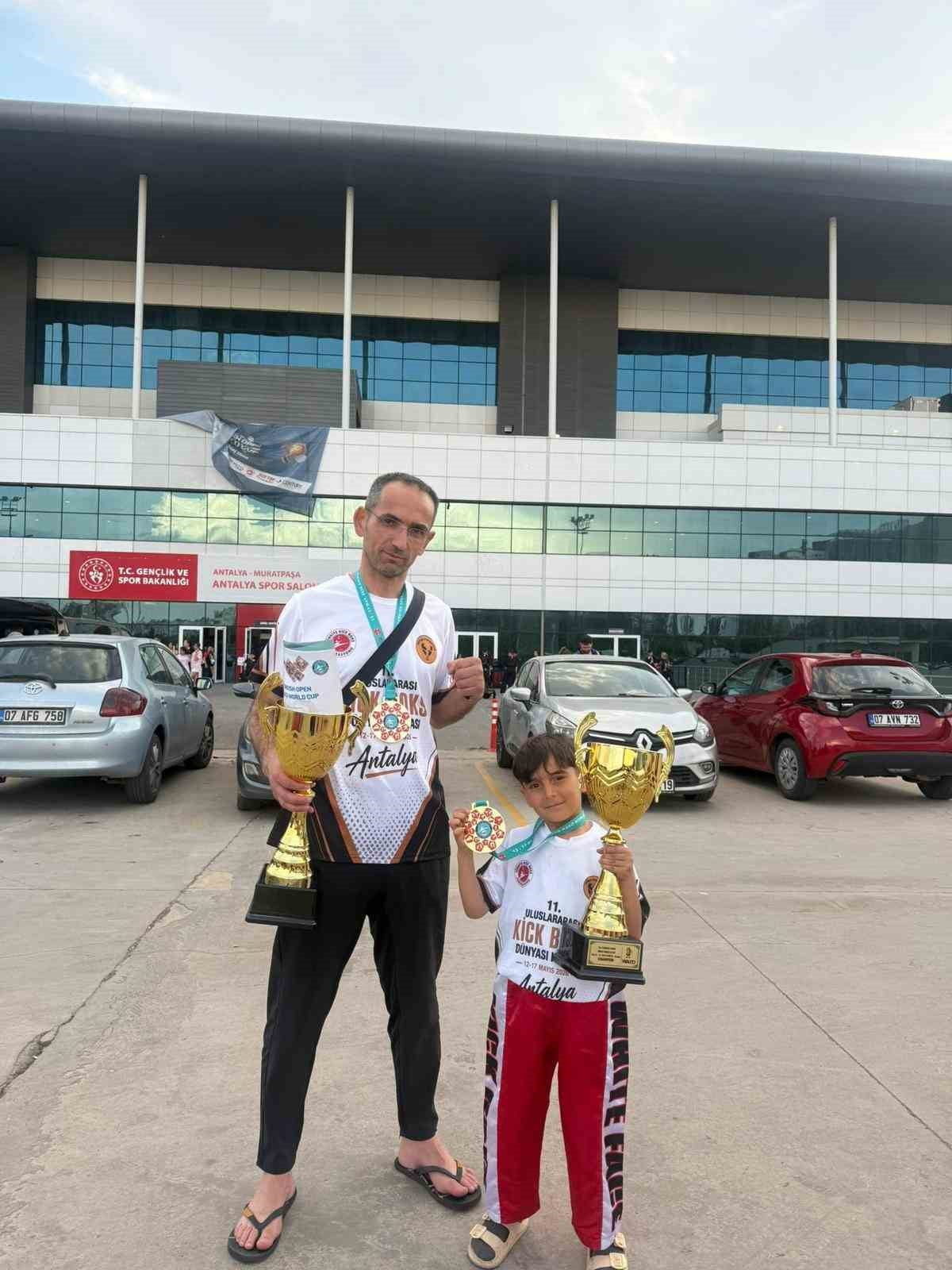 NİĞDELİ SPORCULAR KİCK BOKS ŞAMPİYONASI’NDAN 8 MADALYA İLE DÖNDÜ