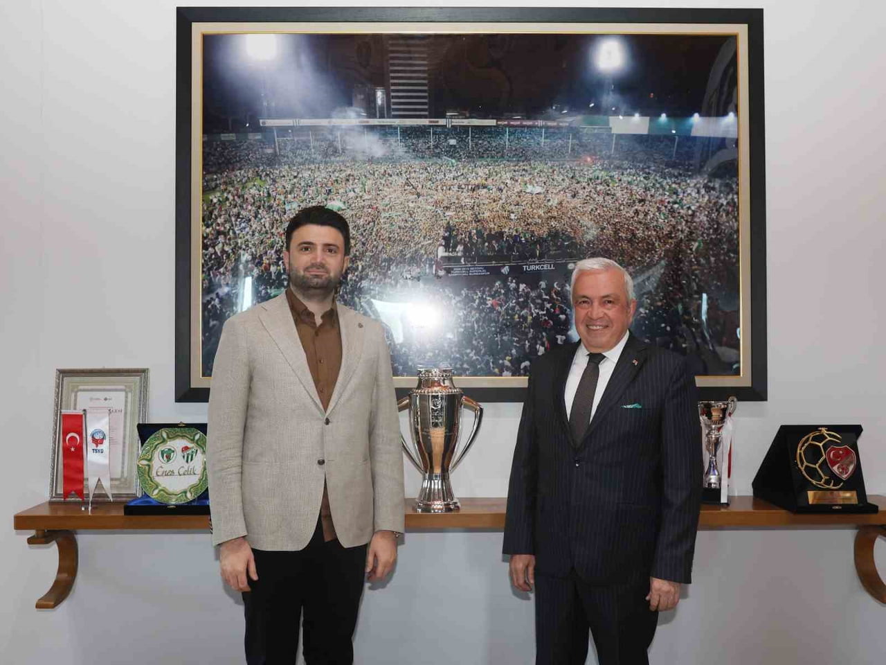 NİLÜFER BELEDİYE BAŞKANI ŞADİ ÖZDEMİR(SAĞDA), TFF 1. LİG’E YÜKSELME BAŞARISI GÖSTEREN BURSASPOR’UN...