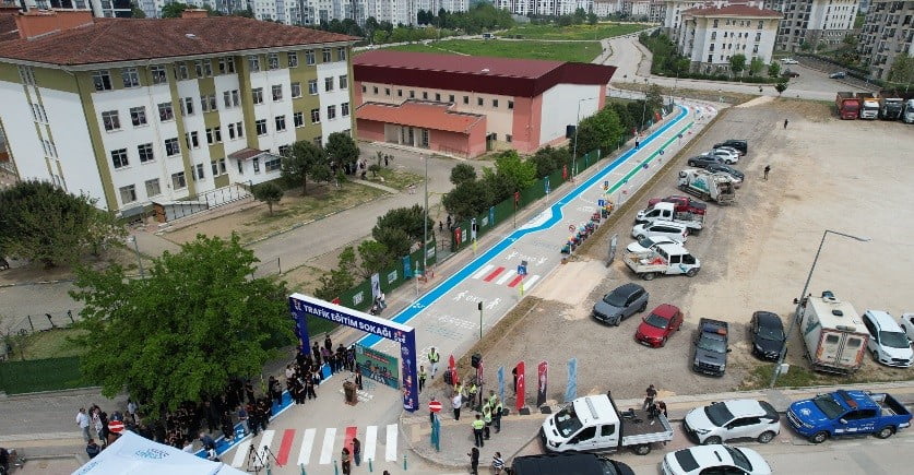 NİLÜFER BELEDİYESİ, ÇOCUKLARA ERKEN YAŞTA TRAFİK BİLİNCİ KAZANDIRMAK AMACIYLA KIZILCIKLI...